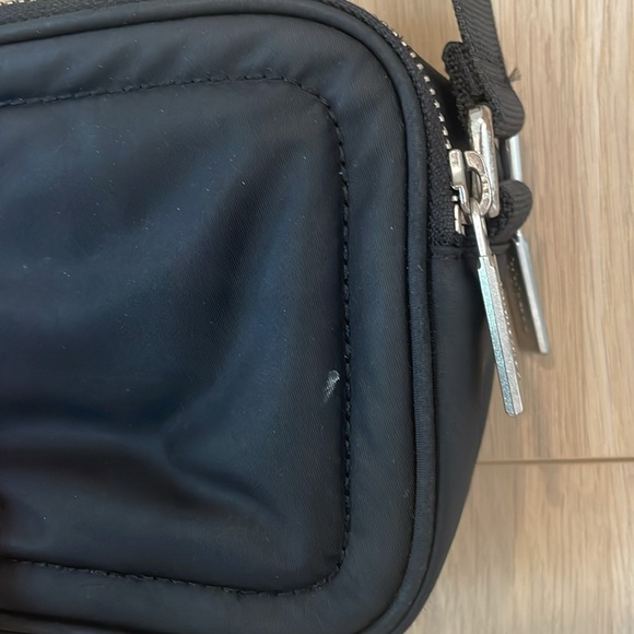 Lululemon - crossbody camera bag 2L black and silver - Picture 5 of 14